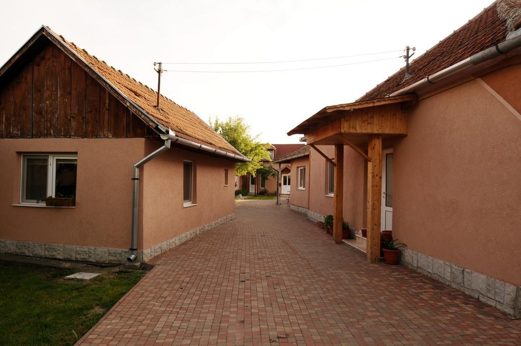 Route 66 Hotel Hateg Ngoại thất bức ảnh